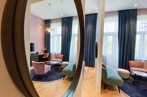 Premium Room | Living area | Flat-screen TV