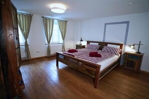 3 chambres, coffres-forts dans les chambres, bureau, lit parapluie