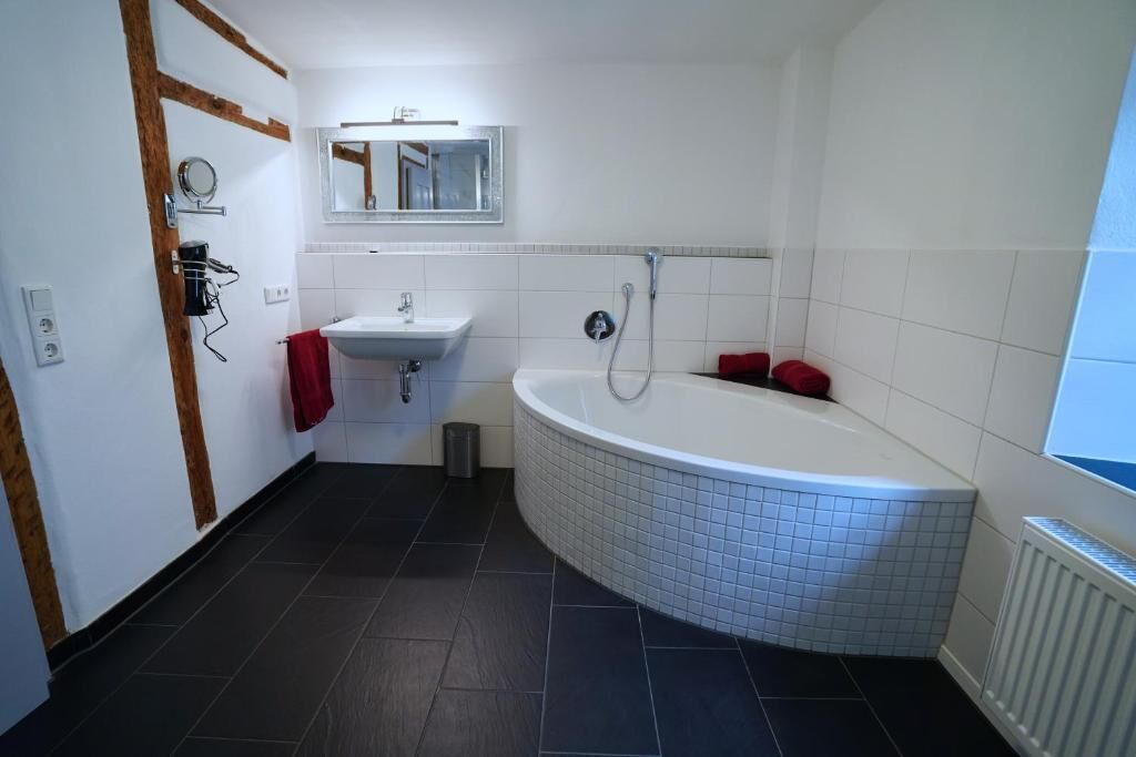 Duschwanne, Haartrockner, Bidet, Handtücher