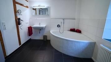 Duschwanne, Haartrockner, Bidet, Handtücher