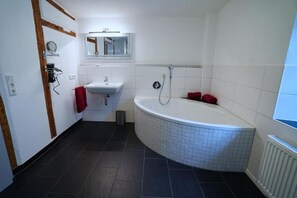 Ensemble douche/baignoire, sèche-cheveux, bidet, serviettes fournies