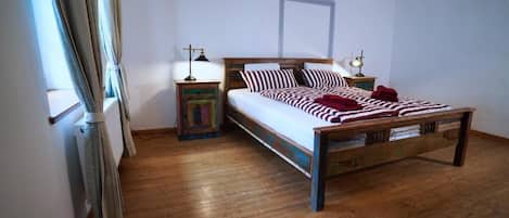 3 bedrooms, in-room safe, desk, travel cot