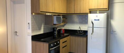 Køleskab, mikrobølgeovn, ovn, kogeplade