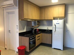 Fridge, microwave, oven, stovetop - Studio Novissimo em Moema, com Piscina e Sauna (Sao paulo)