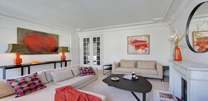 Smart TV, fireplace, DVD player, stereo