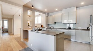 Kylskåp, mikrovågsugn, ugn och spishäll