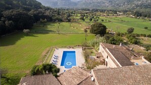 A rooftop pool with a view of the surrounding countryside and mountains. - Finca Morro, in a quiet location, views of the mountains, pool, WIFI, A/C (Pollenca)