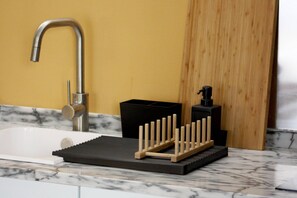 Dusche, Haartrockner, Handtücher, Toilettenpapier