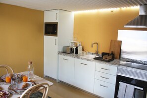 Kühlschrank, Mikrowelle, Ofen, Herdplatte