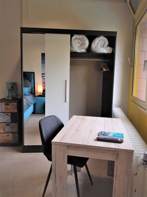 1 habitación, escritorio, tabla de planchar con plancha y wifi 