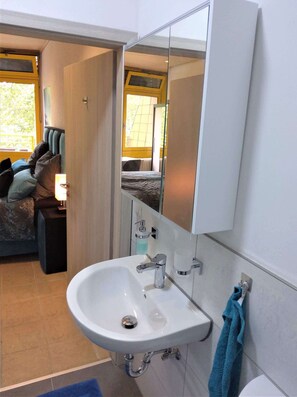 Dusche, Handtücher, Seife, Toilettenpapier