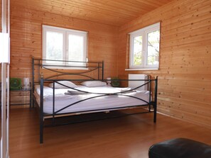 4 bedrooms, desk, iron/ironing board, travel crib