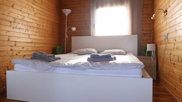 4 bedrooms, desk, iron/ironing board, travel crib