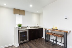 Cafetera y tetera, refrigerador, microondas y horno 