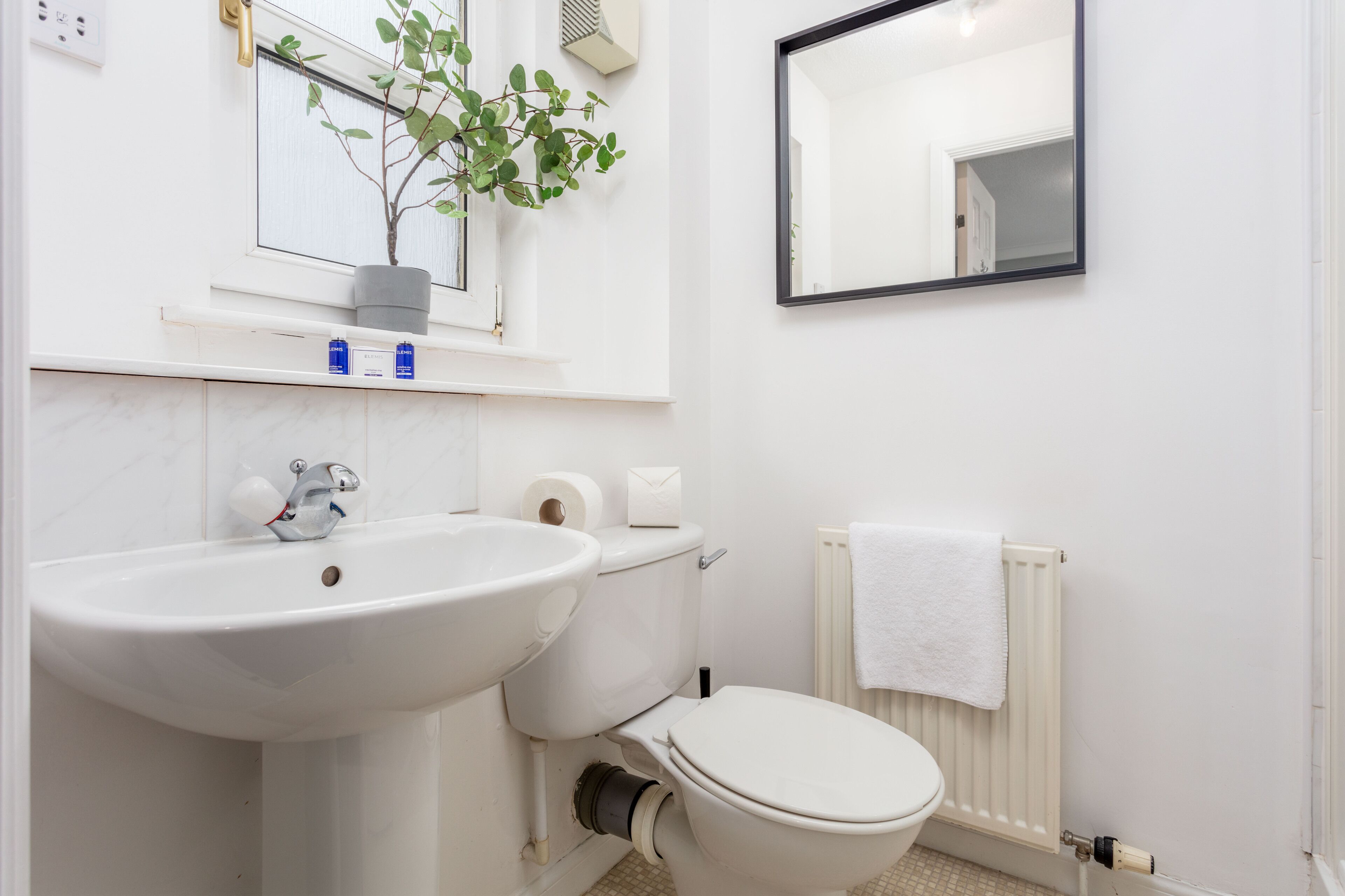 Classic Apartment, 2 Bedrooms, Non Smoking | Bathroom | Combined shower/tub, hair dryer, towels, toilet paper