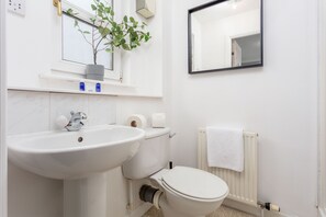 Klassiek appartement, 2 slaapkamers, niet-roken | Badkamer | Een bad/douchecombinatie, een haardroger, handdoeken, toiletpapier