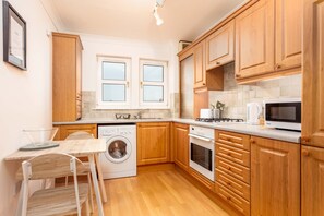 Classic-Apartment, 2 Schlafzimmer, Nichtraucher | Wohnbereich | 24-Zoll-Flachbildfernseher mit Digitalempfang, Fernseher, Netflix