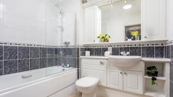 Klassiek appartement, 2 slaapkamers, niet-roken | Badkamer | Een bad/douchecombinatie, een haardroger, handdoeken, toiletpapier