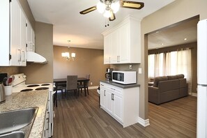 Mikrowelle, Ofen, Herdplatte, Geschirrspüler