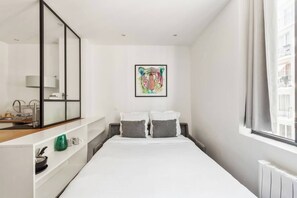 1 bedroom, internet - Newly Renovated, Modern Studio Flat in Montmartre (Paris)