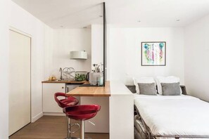 1 bedroom, internet - Newly Renovated, Modern Studio Flat in Montmartre (Paris)