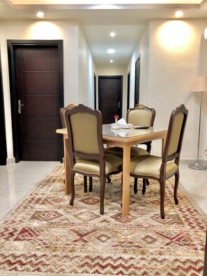 Deluxe Suite (Reception) | In-room dining - Jewel Dokki Hotel (Giza)