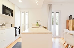 Microwave, oven, dishwasher, coffee/tea maker