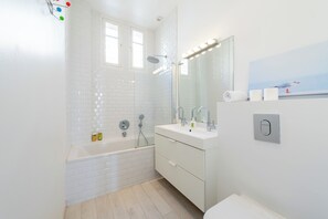 Badekar, hårføner og sjampo