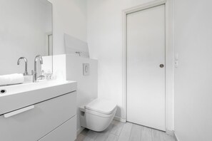 Badekar, hårføner og sjampo