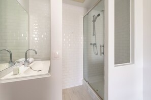 Badewanne, Haartrockner, Shampoo