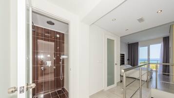 Dusche, kostenlose Toilettenartikel, Haartrockner, Bademäntel