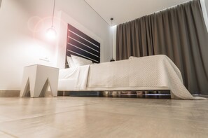 1 makuuhuone, ylelliset vuodevaatteet, Tempur Pedic -patjalliset sängyt