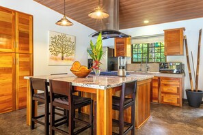 Microwave, oven, stovetop, dishwasher - Uvita Garden Villa-Lush Garden, Pool, Walk to Town! (Uvita)