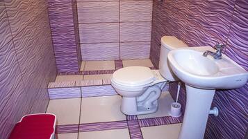 Ducha, cabezal de ducha tipo lluvia, toallas, jabón