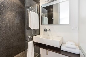 Douche, sĂšche-cheveux