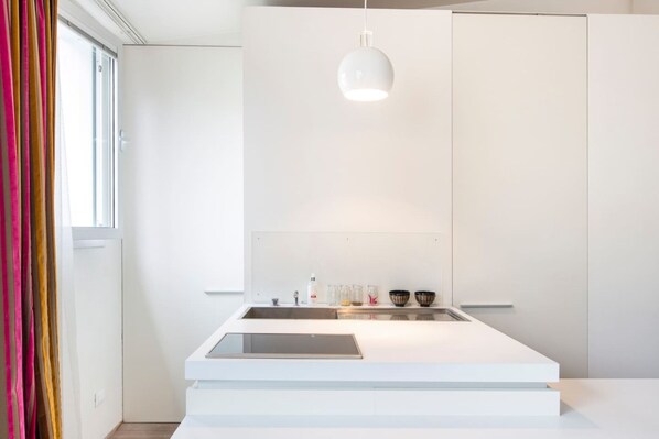 Frigorifero, microonde, forno, macchina per tè/caffè