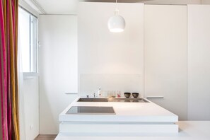 ثلاجة، ميكروويف، فرن، ماكينة لصنع القهوة/الشاي