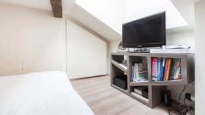 2 bedrooms, iron/ironing board, internet - Modern Design Apt in Marais (Paris)