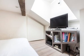 2 bedrooms, iron/ironing board, internet - Modern Design Apt in Marais (Paris)