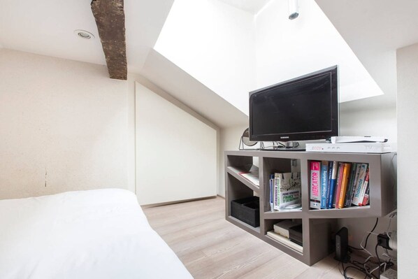 Unclassified image, 1 of 13, button - Modern Design Apt in Marais (Paris)