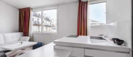 Wasserkocher mit Kaffee-/Teezubehör, Kühlschrank, Mikrowelle, Ofen