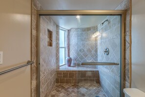 Shower, towels - Delightfully Spacious Gulf Front Beauty.... (Pensacola)