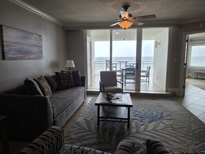 TV, books - Delightfully Spacious Gulf Front Beauty.... (Pensacola)