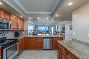 冷蔵庫、電子レンジ、オーブン、コンロ