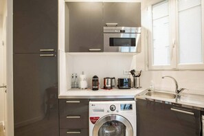 Cafetera y tetera, refrigerador y microondas