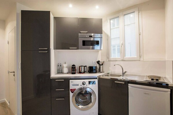 Coffee/tea maker, fridge, microwave - Beau 2 Pieces Artiste near Saint Germain (Paris)