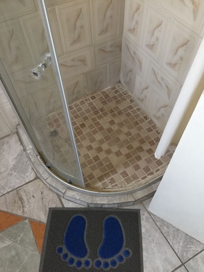 Chambre Standard | Douche de la salle de bain
