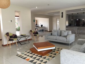 Lobby lounge - Royal Court Guest House (Letlhakane)