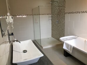 Bathroom - Royal Court Guest House (Letlhakane)