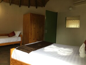 Individually decorated, individually furnished - Kgogomodumo Lodge (Kanye)